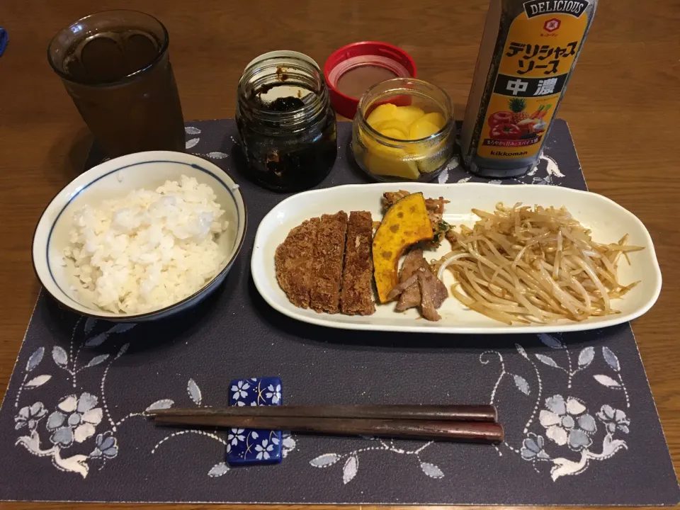 ご飯、ランチプレート(メンチカツ,かき揚げ,かぼちゃの素揚げ,鮪ソテー,もやし炒め),岩海苔,沢庵(昼飯)|enarinさん