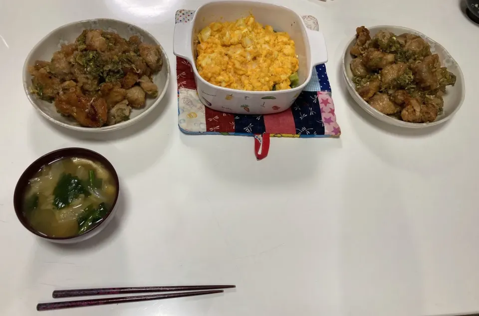 晩御飯☆油淋鶏☆ブロッコリーとゆで卵の明太マヨ焼き☆みそ汁（白菜・ほうれん草・揚げ）|Saharaさん