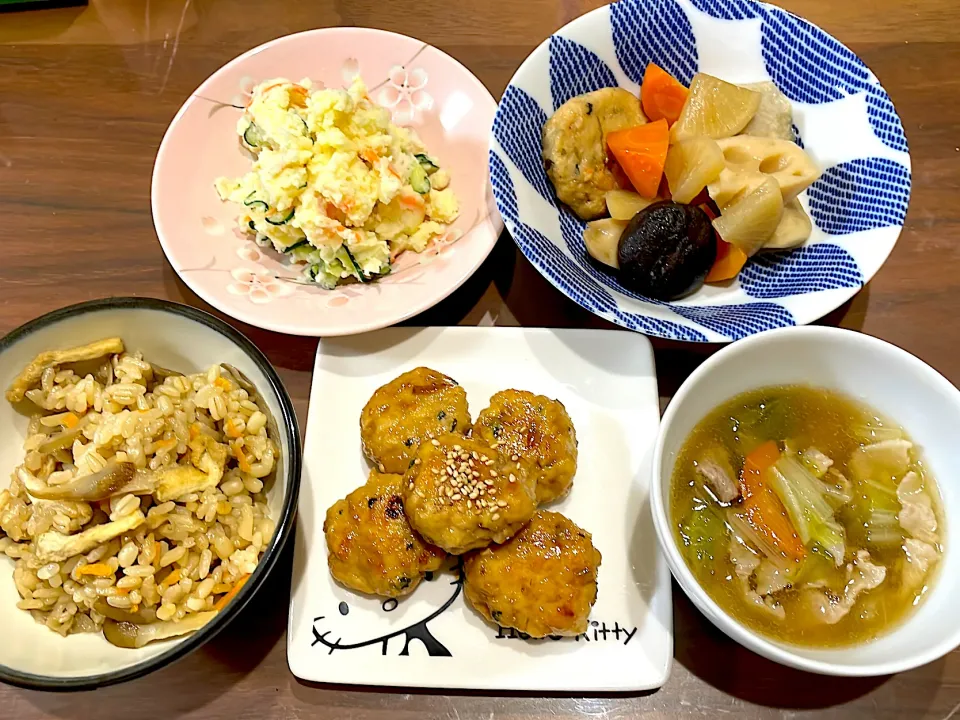 Snapdishの料理写真:きのこの炊き込みご飯　鶏むね肉の照り焼きつくね　白菜と豚肉の食べるスープ　根菜の煮物　ポテトサラダ|おさむん17さん