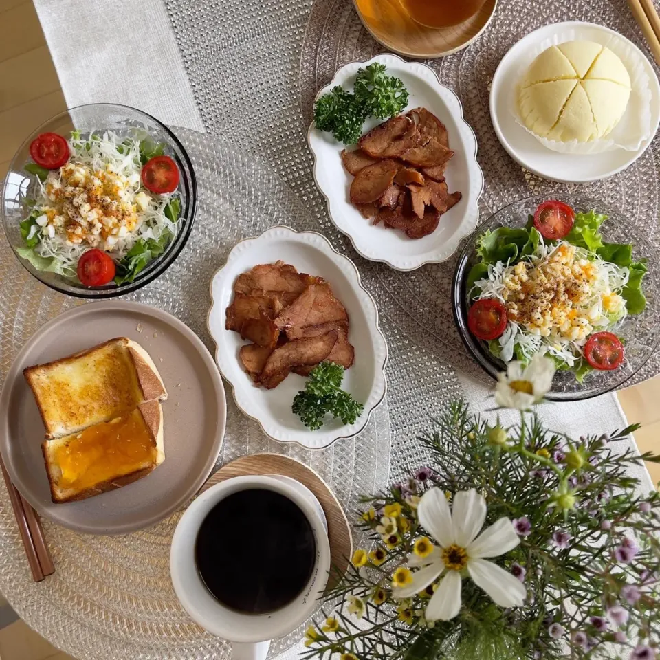 Snapdishの料理写真:9/17❤︎休日モーニング🌱✨

・輝絹食パン
・オレンジママレードトースト
・ポケモンミルク蒸しケーキ
・炙り焼き豚
・ミモザサラダ|Makinsさん