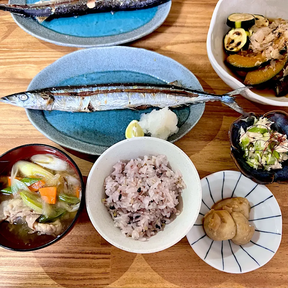 秋刀魚の塩焼き　里芋の味噌煮　秋茄子とかぼちゃの煮浸し　ささみとねぎの中華サラダ　豚汁|fuyamaさん