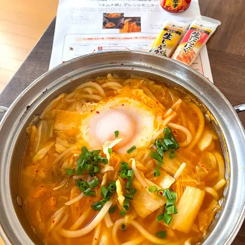 「スパイスでカンタン鍋変術「キムチ鍋」アレンジ」を使ってみたSnapdishの料理・レシピ写真:1人キムチ鍋！うどん入り