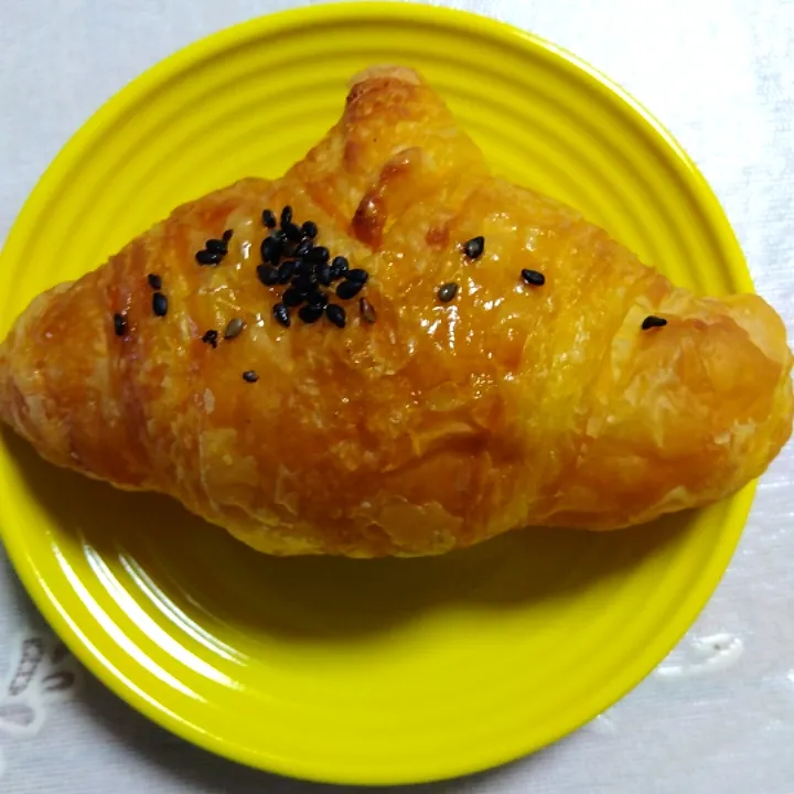 Snapdishの料理写真:朝食べた、ミニおさつ🍠クロワッサン🥐
*美味しい😋🌹|m.rafuさん