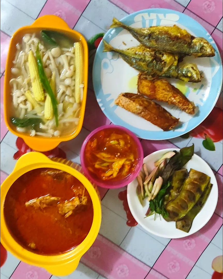 Mix Rice
- Kari Ikan
- Masak Bening Cendawan dan Jagung
- Ikan Goreng
- Sambal Belacan dengan mangga
- Ulaman|simatasepetさん