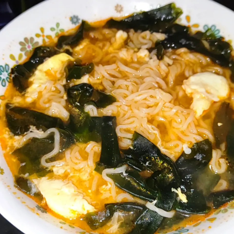 Instant Noodle Curry with quill egg and seaweed|simatasepetさん