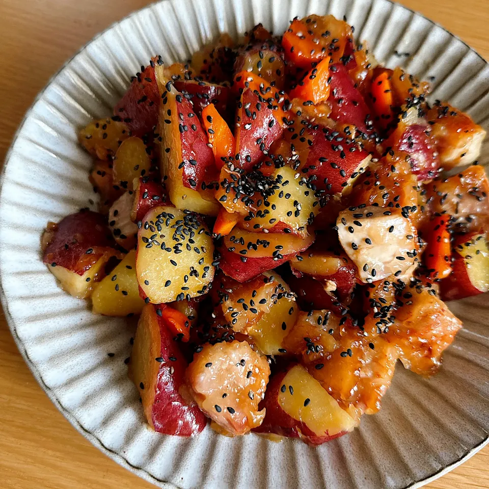 Snapdishの料理写真:鶏肉とさつま芋の甘辛|りさん