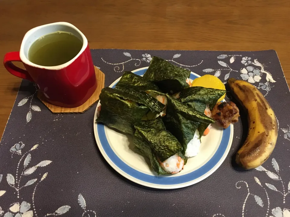 鮭にぎり、とりの唐揚げ、沢庵、熱い日本茶、冷やしたバナナ(朝ご飯)|enarinさん