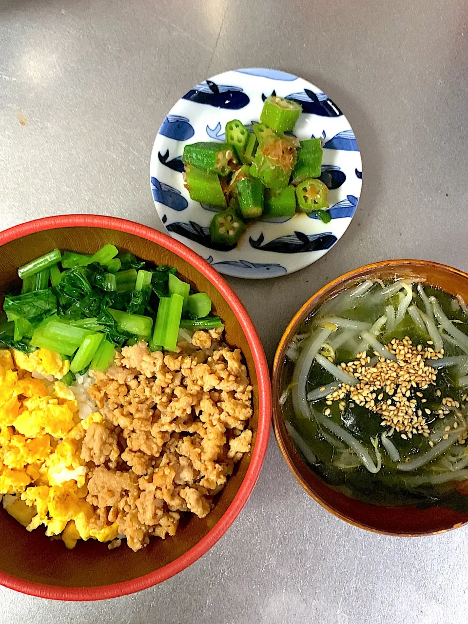 三食丼とワカメスープとオクラ|あゆみさん