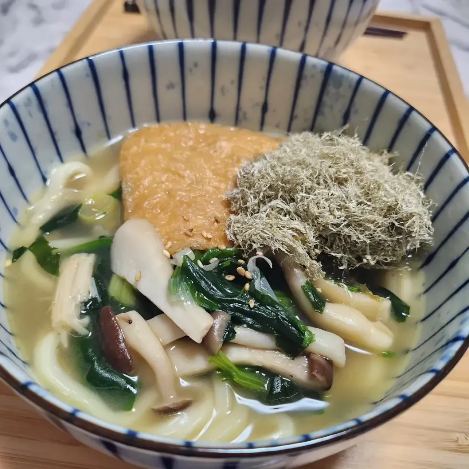 Snapdishの料理写真:きのことほうれん草のきつねうどん|Sakuraさん