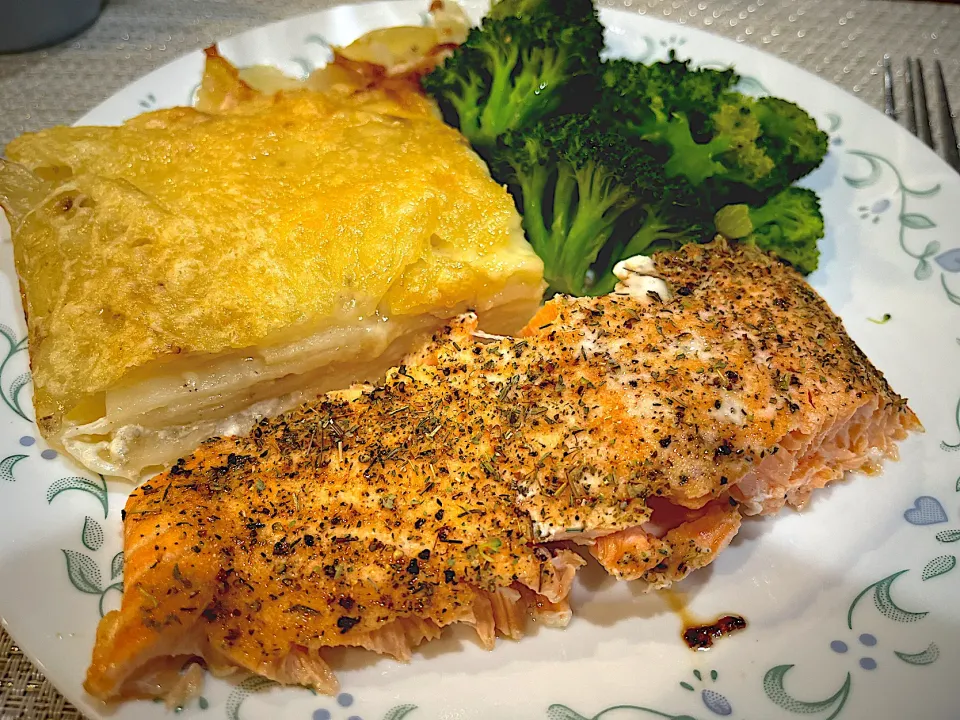 Bakes salmon, cheesy potatoes and steamed broccoli|Laki Maikaʻiさん