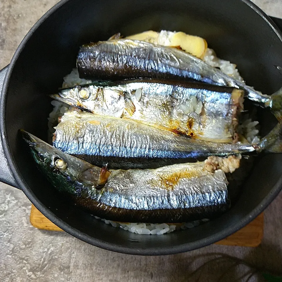 Snapdishの料理写真:サンマの炊き込みご飯|ハイドランジアさん