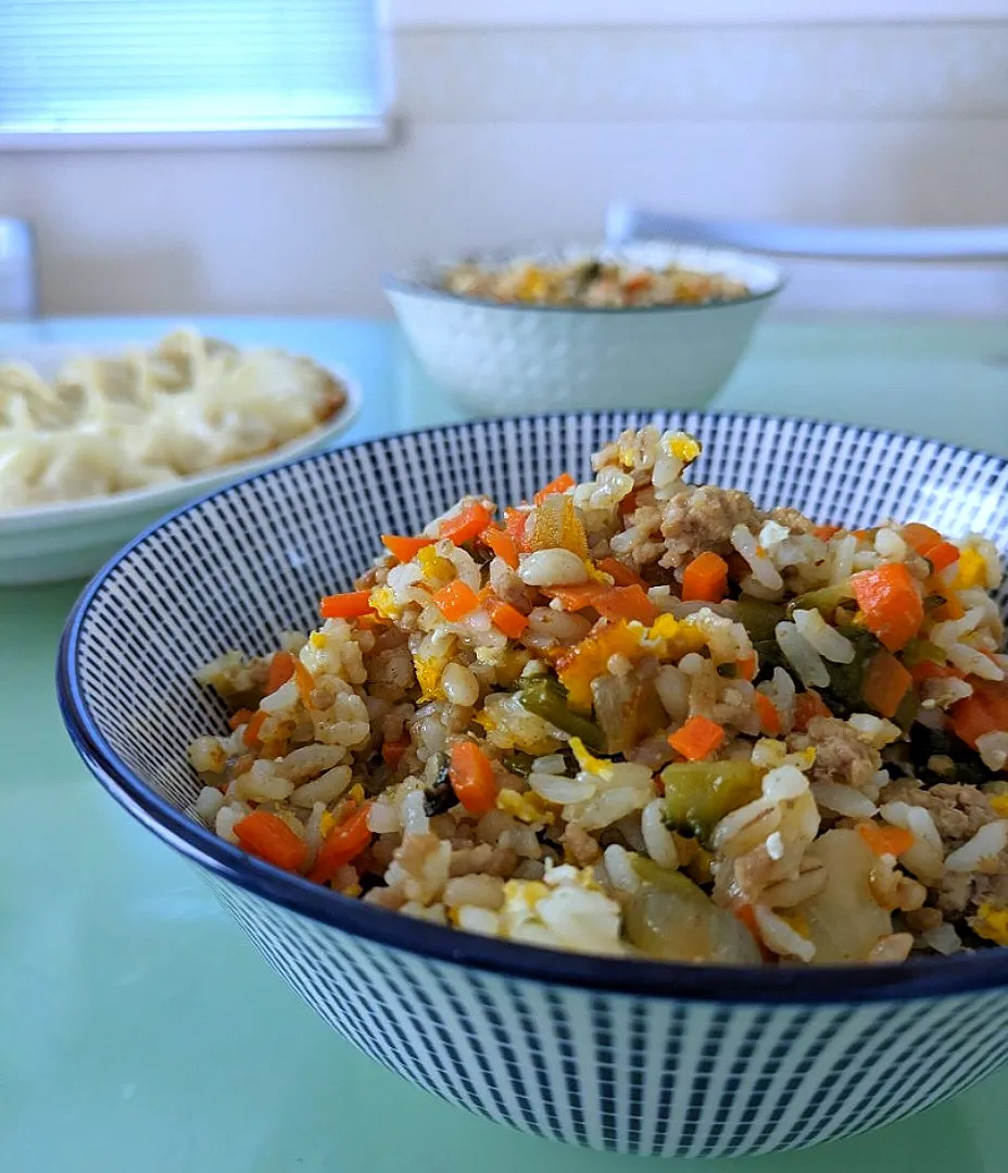 豚挽肉と野菜たっぷりチャーハンwith餃子❗|かずにゃさん