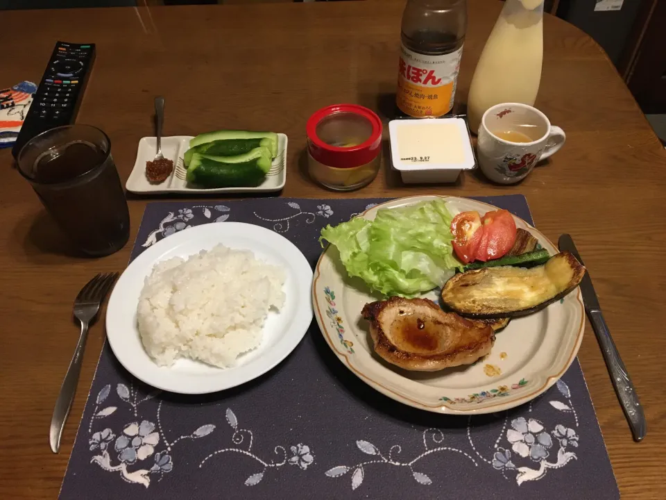 ご飯、ポークソテー、野菜ソテー、サラダ、きゅうりとニンニク味噌、沢庵、なめらか絹豆腐、六条麦茶、りんごジュース寒天(夕飯)|enarinさん