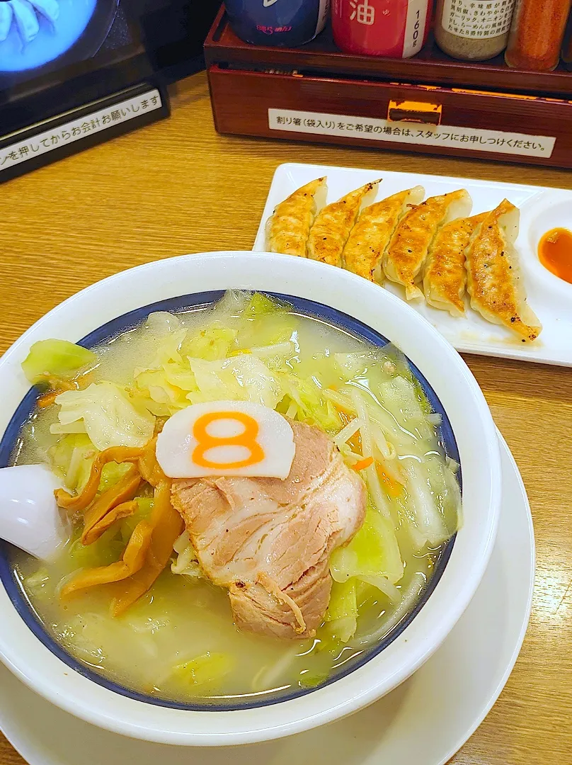 金沢・８番らーめんの小さな野菜ラーメン（塩）と８番餃子|すーさん