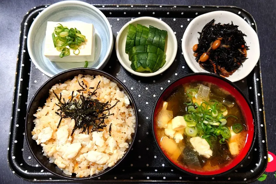 今日の朝ごはん（フグの炊き込みご飯にひじき煮、うり漬、冷奴、フグのみそ汁）|Mars＠釜飯作り研究中さん