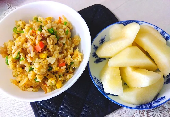 昼ご飯!メンマ入りピラフ？炒飯🫡、
頂いてた梨😆|m.rafuさん