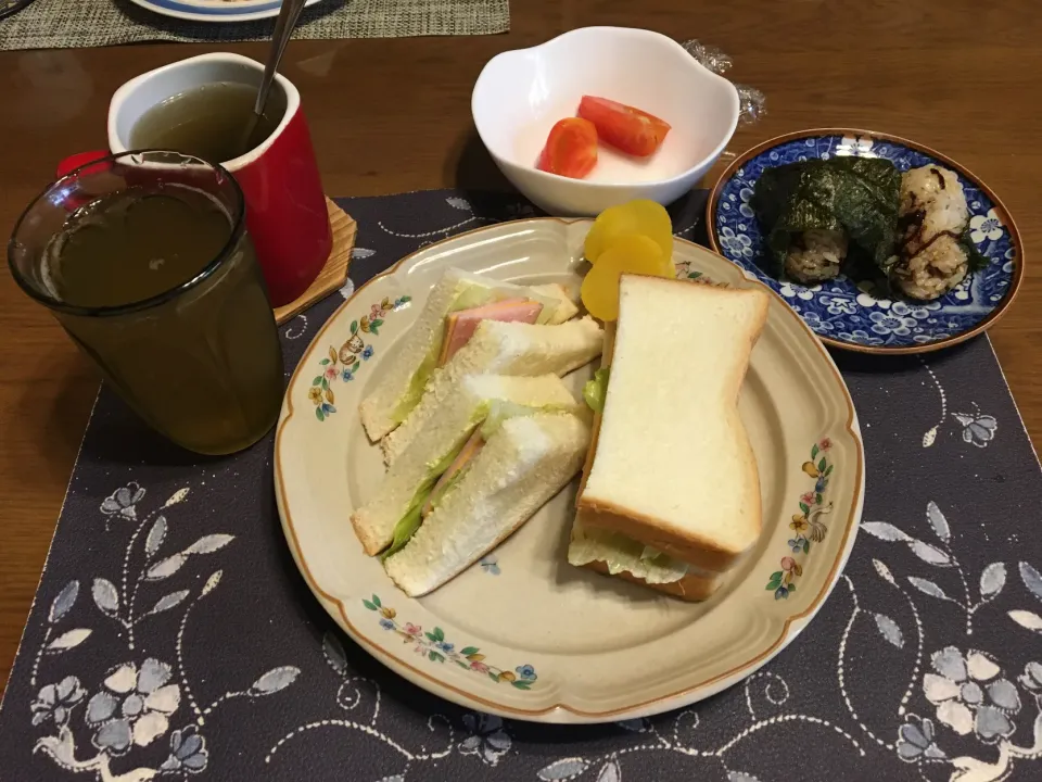 サンドイッチ、おにぎり、沢庵、スープ(昼飯)|enarinさん