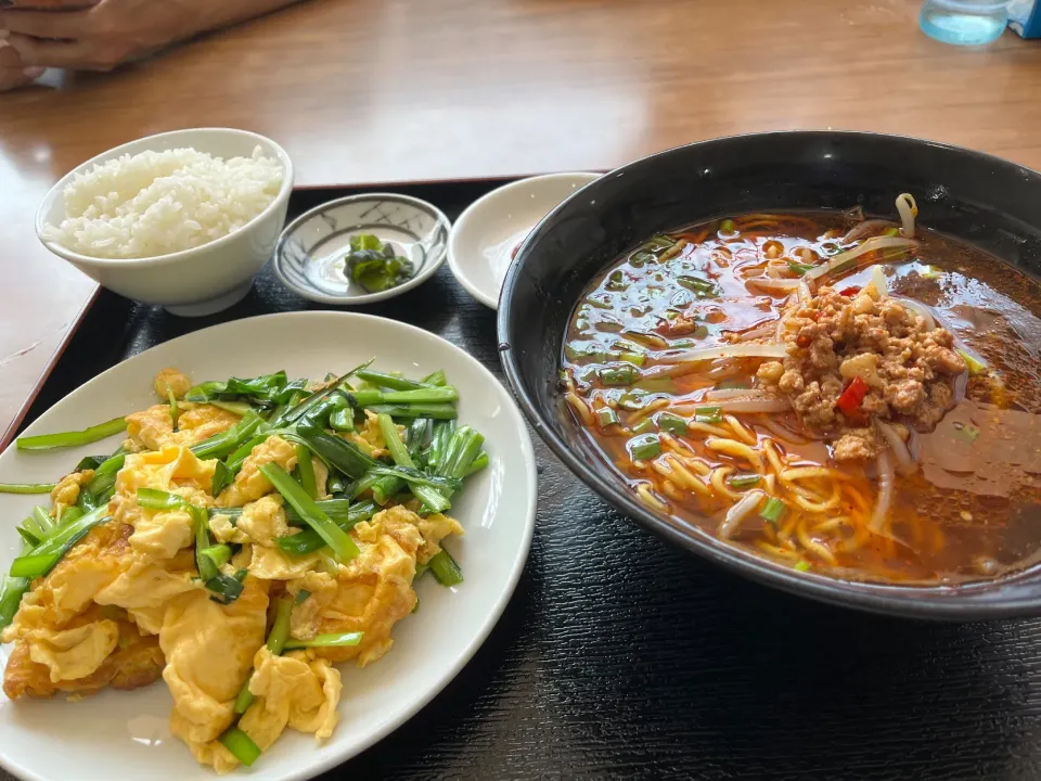 Snapdishの料理写真:今日のお昼は公郷の鴻翔で激辛台湾ラーメンとこの前食べて美味しかったからニラ玉のセット本当に美味しかった。量が多い　平日は780円　土曜日曜祝祭日は880円　安い　5日から台北行ってたけど台湾ラーメン食べなかったから比較はできないけど|Mikoshiba Kazutoshiさん