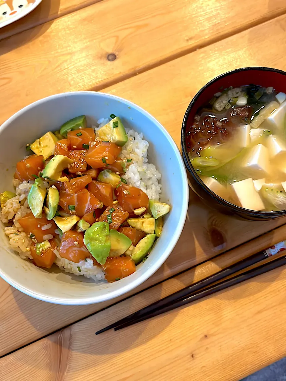 サーモンポキ丼&みそ汁|ぺろたんさん