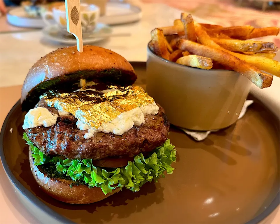 Camel Burger (Zaatar brioche. 23k gold zaatar pesto. presian feta)|toshi,I🍴さん