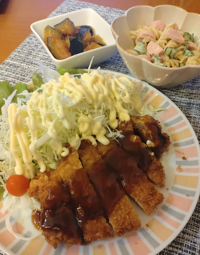 Snapdishの料理写真:☆トンカツ
☆マカロニサラダ
☆カボチャ甘辛焼|chikakoさん