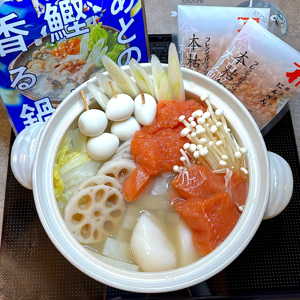 Snapdishの料理写真:基本的に白い鍋に鮭|らぴすらずり(らぴ)さん