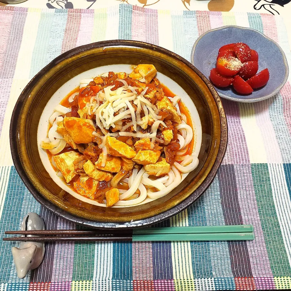 ひとり暮らしの夜ご飯
麻婆うどん、トマトマリネ|keeijnsさん