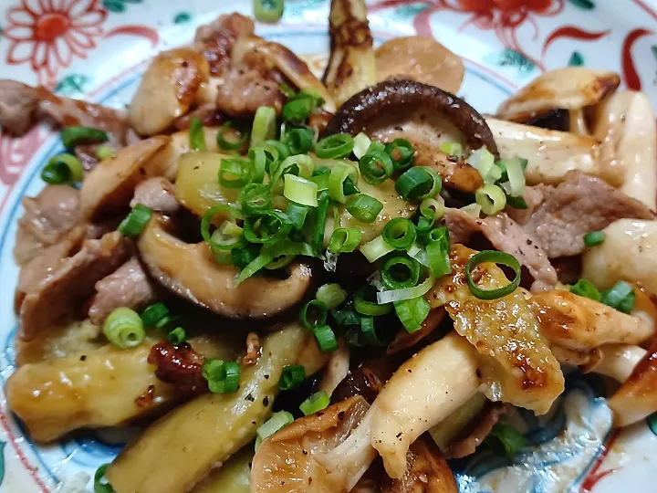 キノコと茄子とちょっぴり豚小間バター醤油炒め　なんか秋っぽい|ぱいんてーるさん