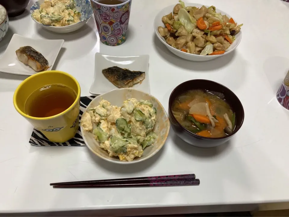 Snapdishの料理写真:晩御飯☆ぼんじり野菜炒め☆明太マヨポテサラ☆ほっけ☆みそ汁（大根・人参・しめじ・ほうれん草）|Saharaさん