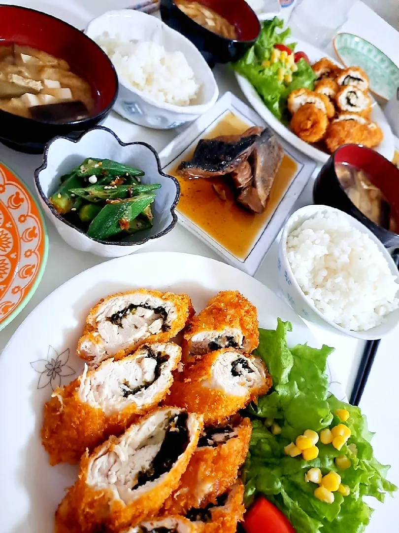 夕食(,,>᎑<,,)
鶏ムネ肉の海苔チーズ巻きフライ&サラダ🥗
ブリ煮付
オクラのおかか合え
おみそ汁( ナス、油揚げ、豆腐)|プリン☆さん