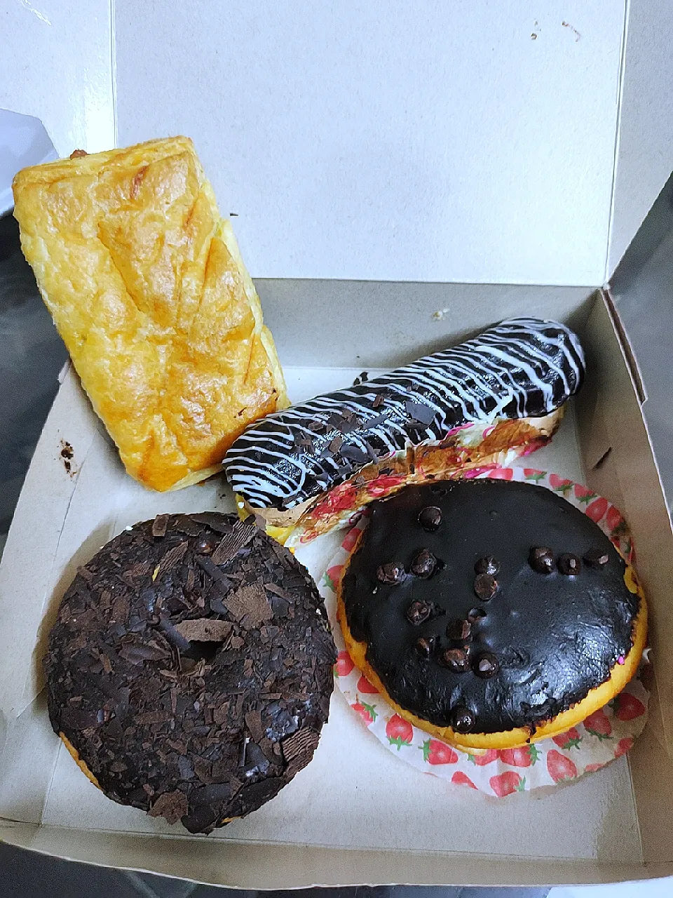 Doughnuts, Chocolate Eclairs & Chicken Puff...!!|Cafe Sweet & Savouryさん