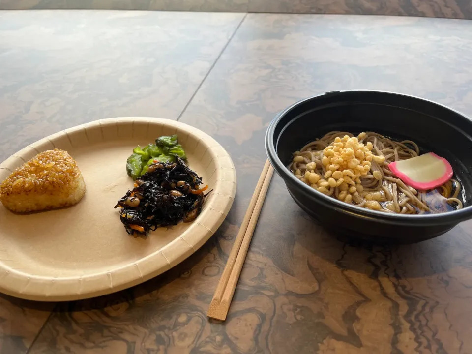 成田空港のエグゼクティブラウンジ希和で、蕎麦と焼きおにぎりとお惣菜　もうビールは飲んじゃったけど　第1ターミナルに新しくオープン|Mikoshiba Kazutoshiさん