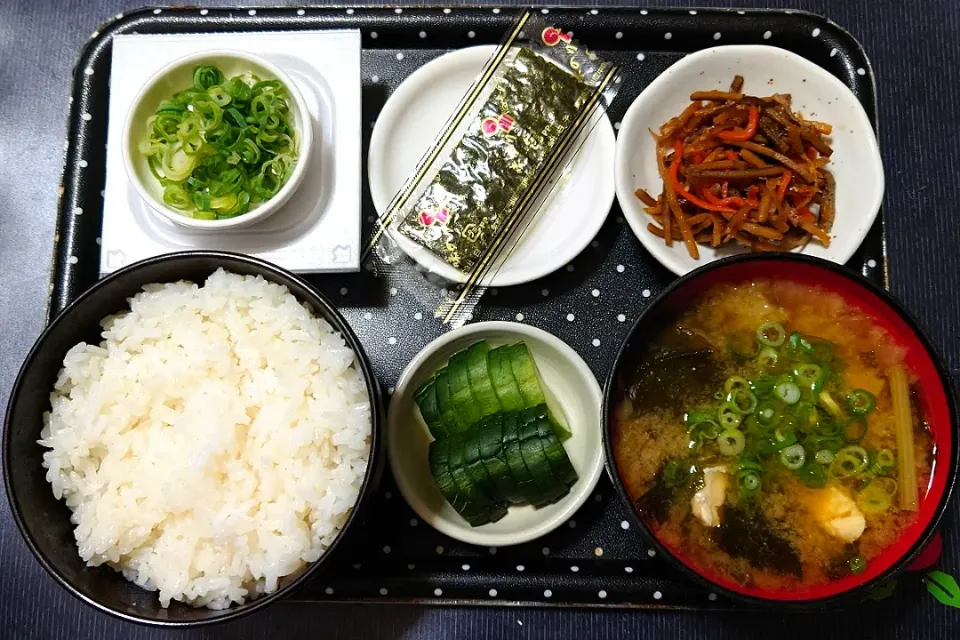 Snapdishの料理写真:今日の朝ごはんは家（福島県産コシヒカリのごはんに、きんぴらごぼう、味付のり、納豆、ふぐとかぶのみそ汁、うり漬）|Mars＠釜飯作り研究中さん