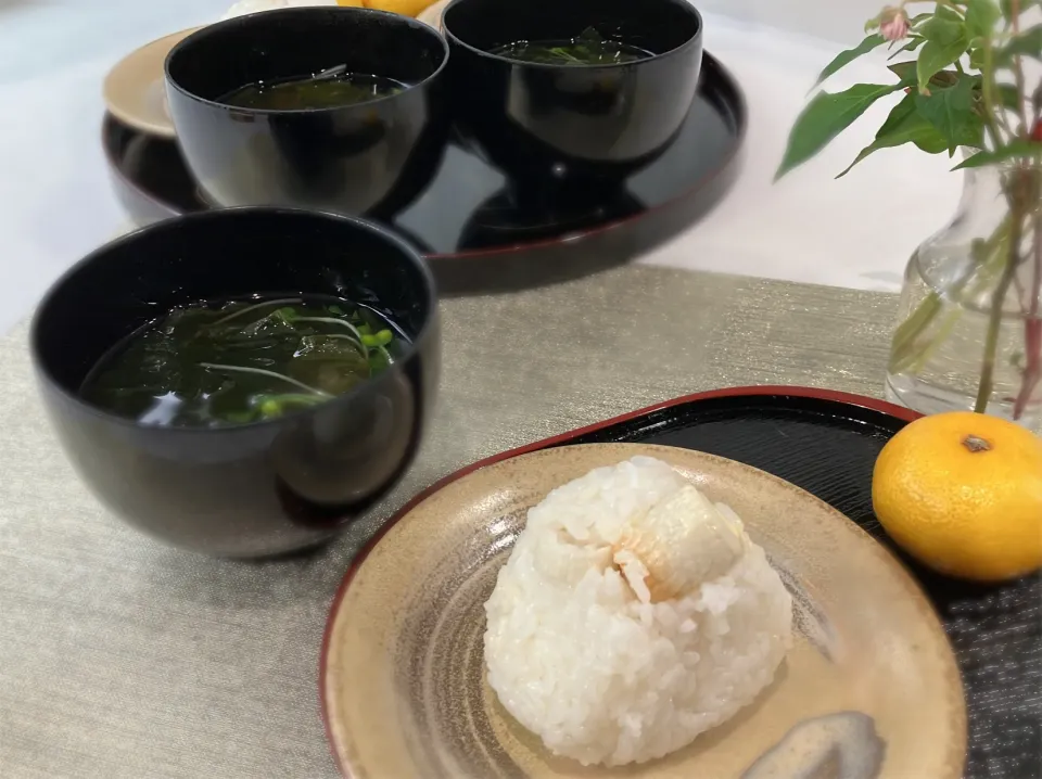 マヨちくおにぎり　わかめとかいわれ大根の味噌汁|まっさんさん