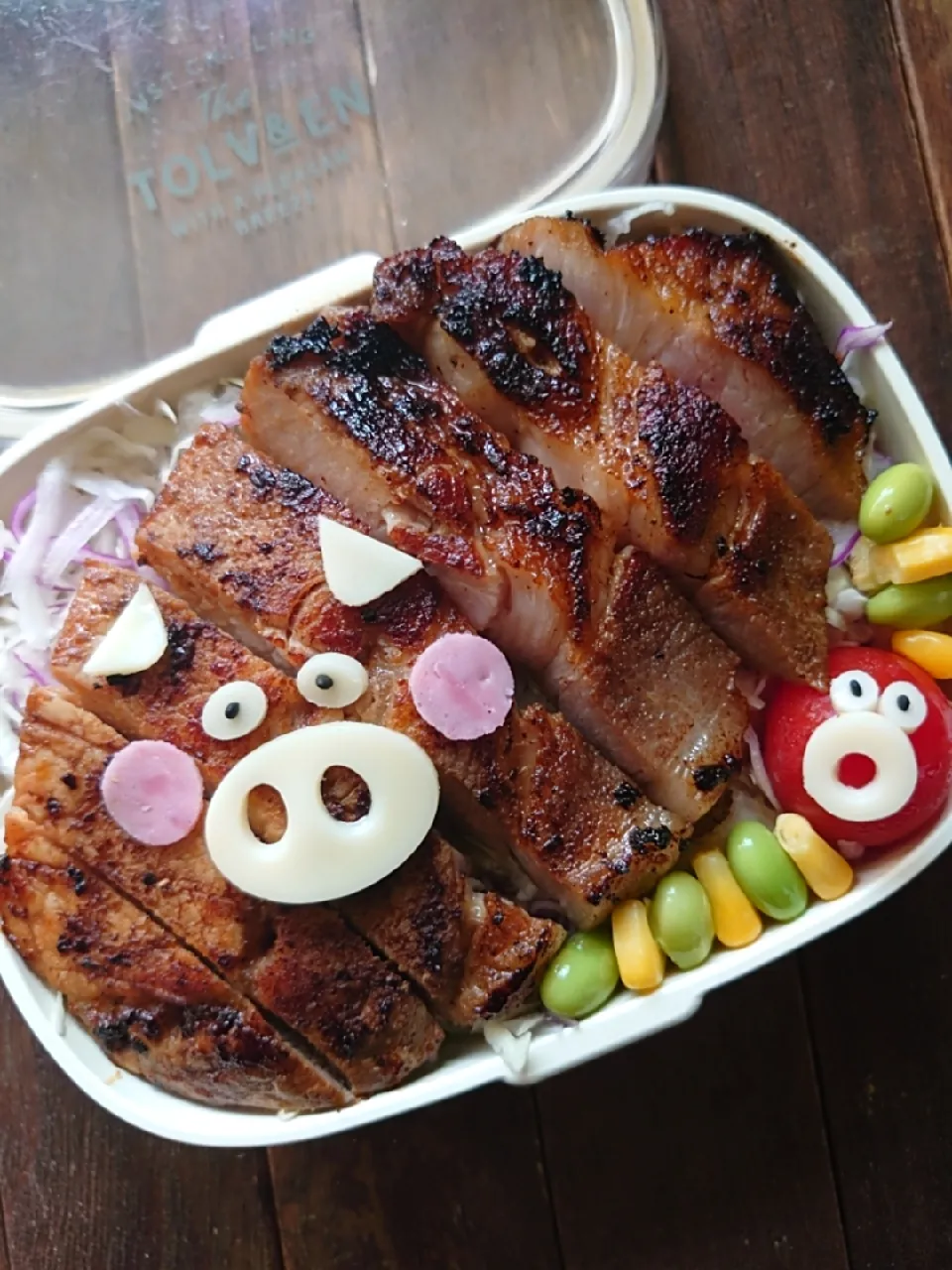 Snapdishの料理写真:漢の…次女用🍱ちょっと焦げたトンテキ弁当|ᵏᵒᵘさん