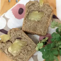 Snapdishの料理写真:さつまいも甘煮＆ほうじ茶のパン|Naomiさん