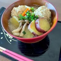 ふわふわ鶏団子とさつまいも🍠の粒みそ汁✨