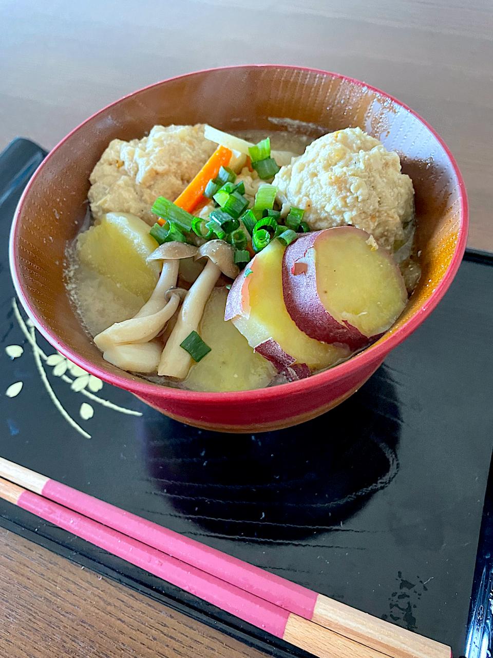ふわふわ鶏団子とさつまいも🍠の粒みそ汁✨