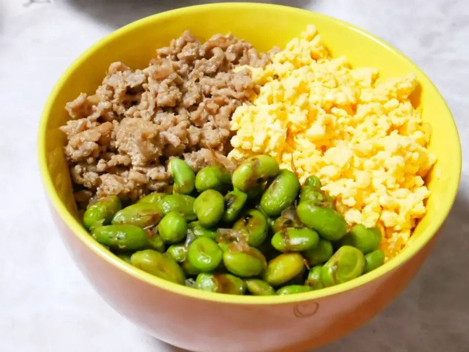 鶏そぼろで3色丼🍀
そぼろは煮汁を残してるので、
しっとりふんわり☺️🍀|深夜特急fさん