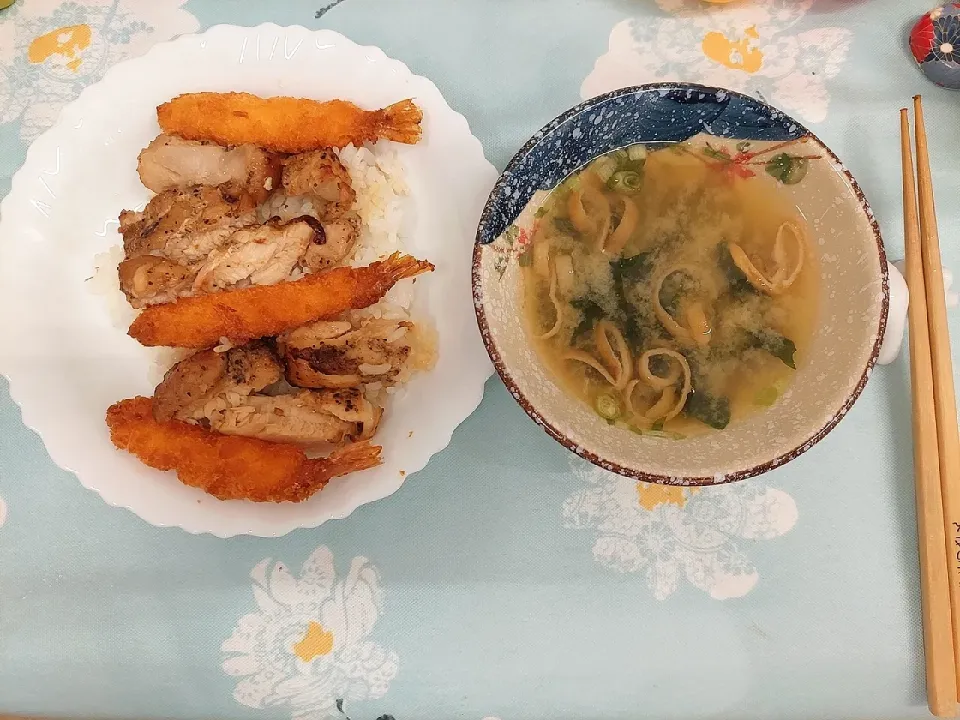 Snapdishの料理写真:黑椒雞扒炸蝦蓋飯 減鹽麵豉湯|Sharonさん