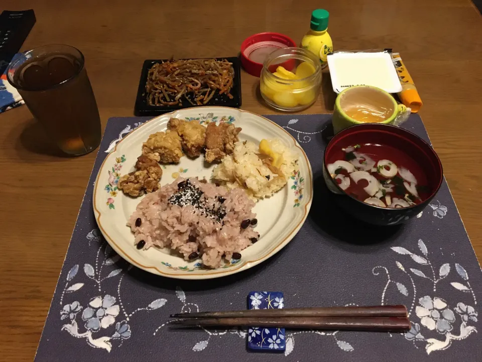 お赤飯、きのこと栗のおこわ、とりの唐揚げ、きんぴらごぼう、なめらか絹豆腐、松茸風味のお吸い物、沢庵、六条麦茶、りんごジュース寒天(夕飯)|enarinさん