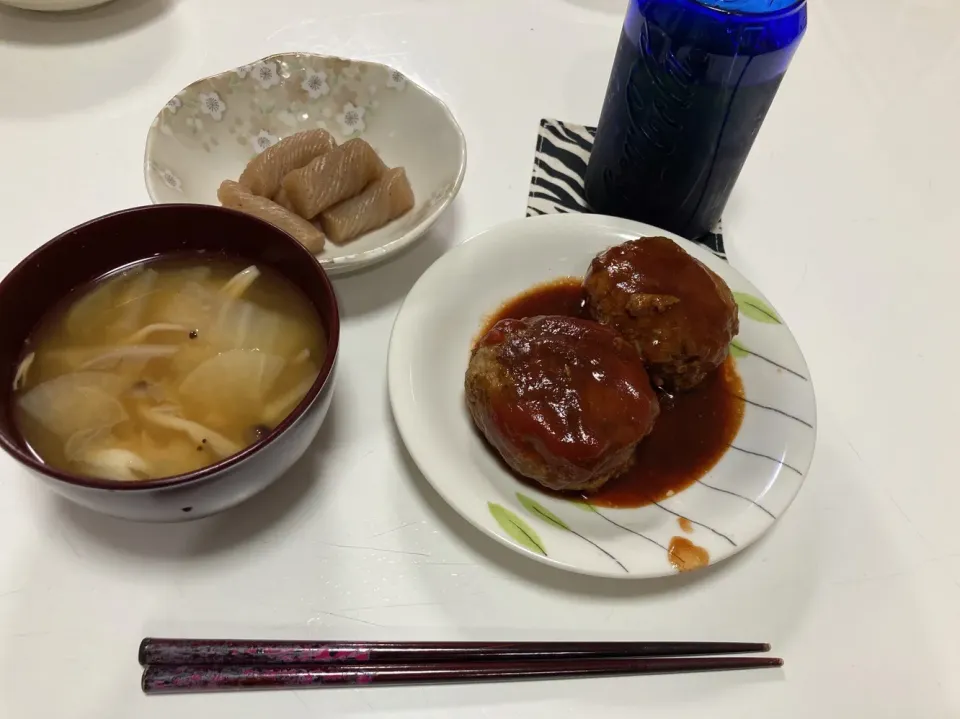 晩御飯☆煮込みハンバーグ☆捻り蒟蒻の炊いたん☆みそ汁（白菜・大根・しめじ）|Saharaさん