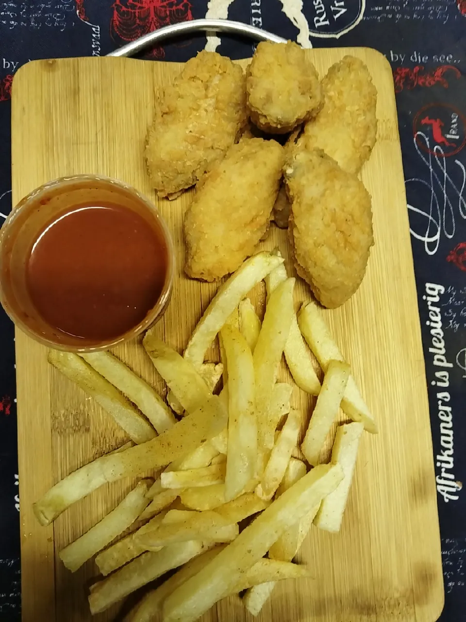 Southern fried buffalo wings and chips and spicy buffalo sauce.|RibAwaysさん