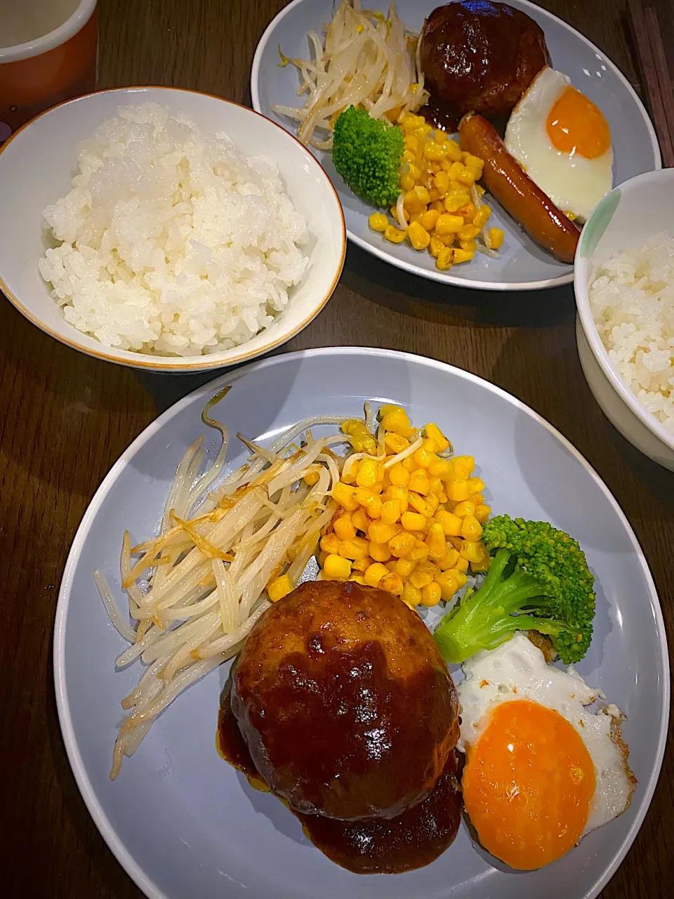 チーズ入りハンバーグ　デミグラスソース　焼きソーセージ　目玉焼き　コーンもやしソテー　蒸しブロッコリー|ch＊K*∀o(^^*)♪さん