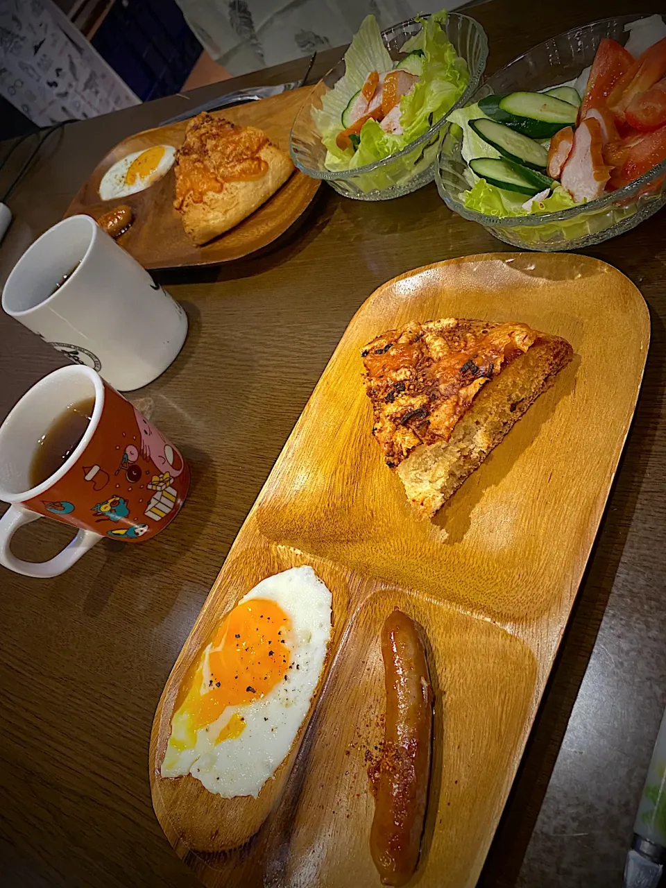 Snapdishの料理写真:目玉焼き　焼きソーセージ　チーズフォカッチャ　ローストチキン入りサラダ　コーヒー|ch＊K*∀o(^^*)♪さん