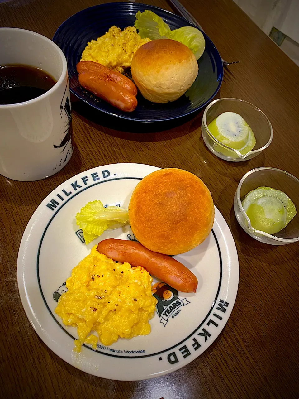 スクランブルエッグ　焼きソーセージ　生クリーム入りブレッド　キウイ　ミルクジャム　コーヒー|ch＊K*∀o(^^*)♪さん