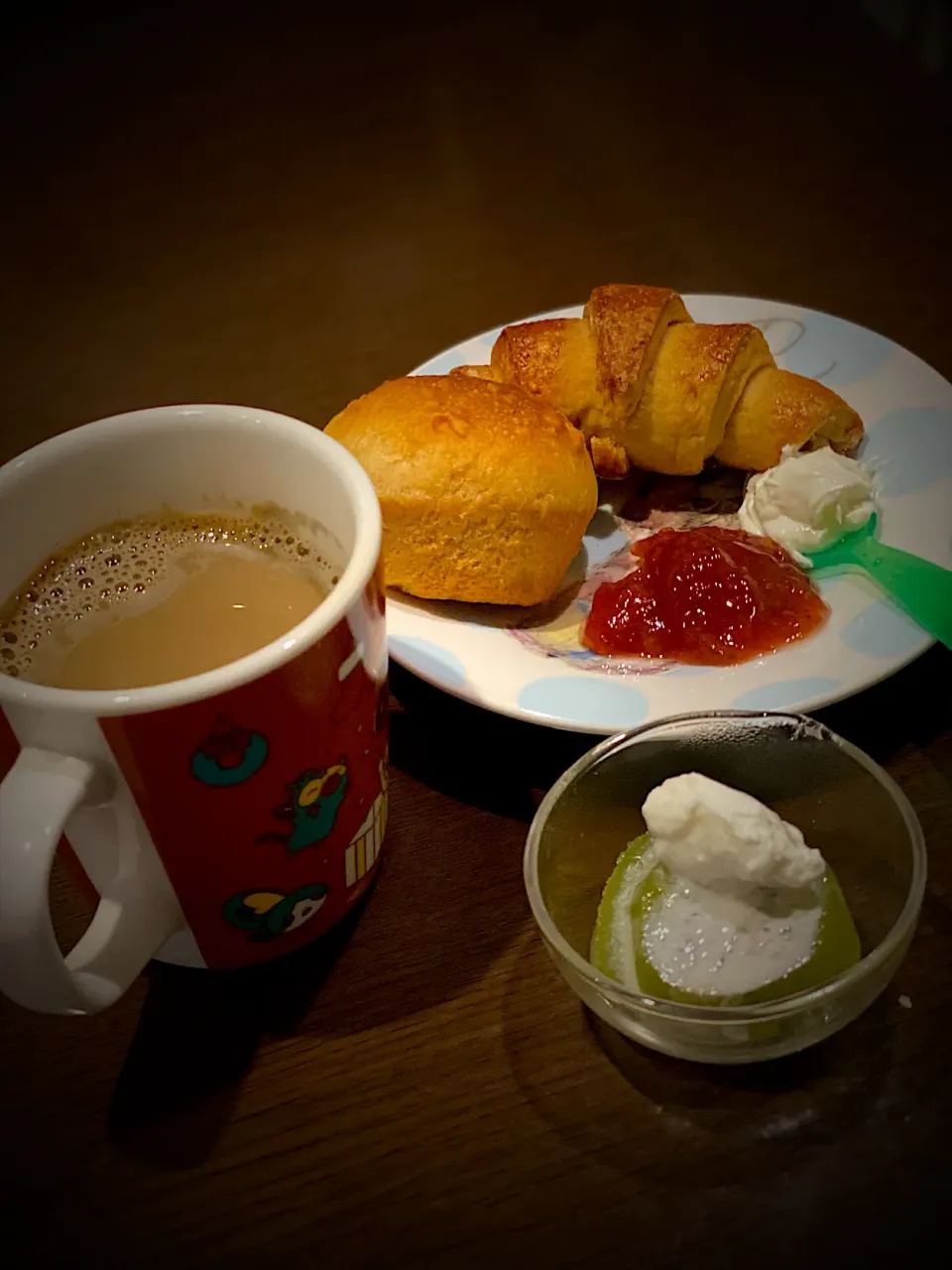 クロワッサンスコーン　生クリーム入りブレッド　苺ジャム　クリームチーズ　カフェオレ|ch＊K*∀o(^^*)♪さん