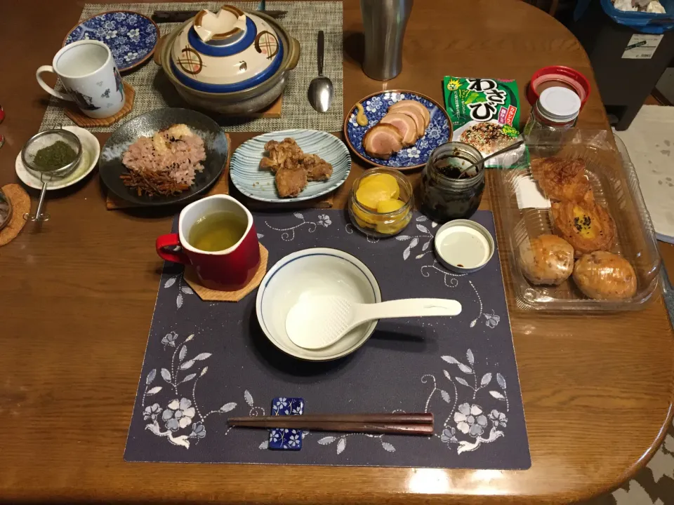 お粥、おこわ2種、きんぴらごぼう、とりの唐揚げ、煮豚、沢庵、お惣菜パン、お茶(昼飯)|enarinさん