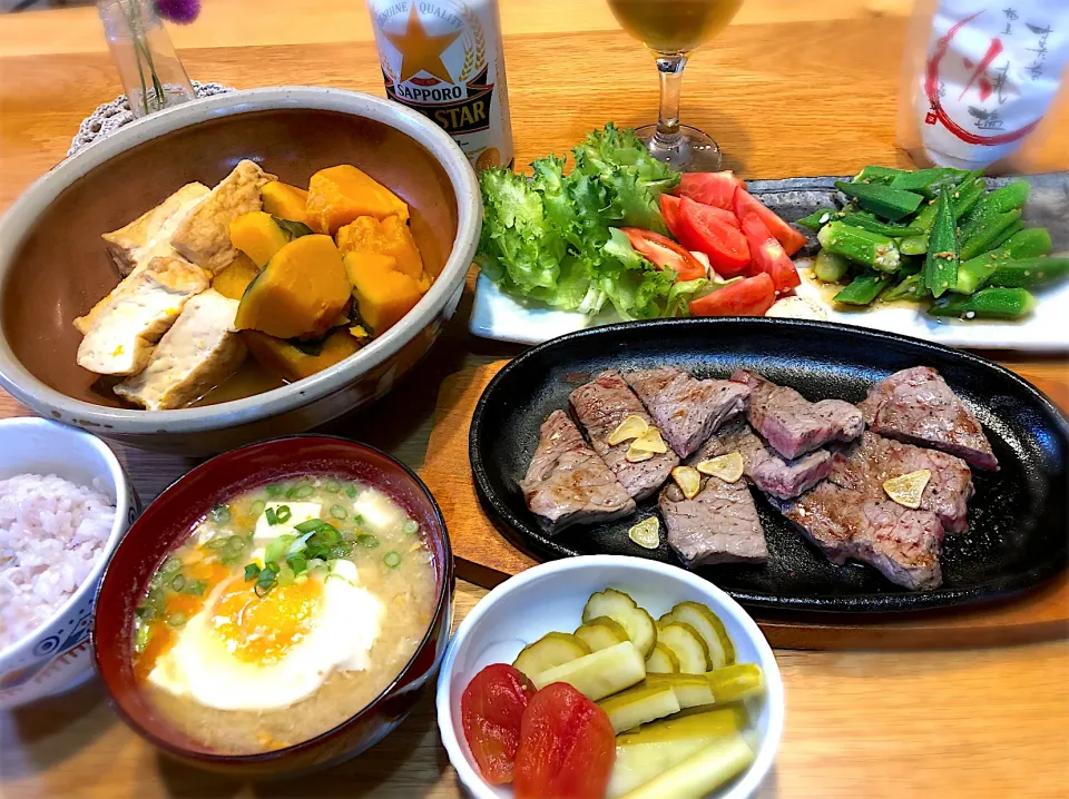 Snapdishの料理写真:牛ランプ肉ステーキ　南瓜と厚揚げの煮付け　オクラのカボスポン酢和え　ピクルス　etc|じゅんさんさん