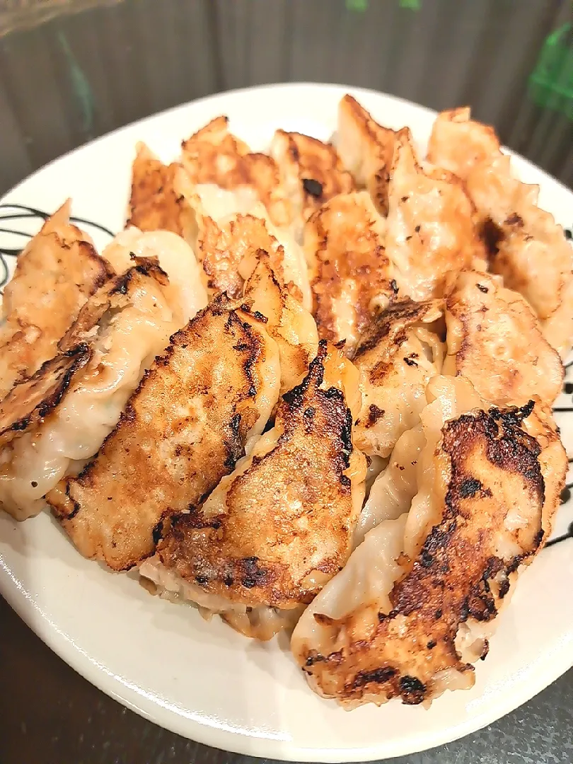 今日のお夕飯も餃子。しいていえば、義実家から自作の餃子の種を冷凍したものが届いて、お弁当に。野菜多めだったので、やっぱり肉沢山が良い！！と、残りの種に豚挽き肉混ぜたのが本日のお夕飯！肉肉ジューシー！|Sacchinさん